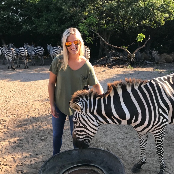 Meet your Posher, Lauren - Picture 2 of 6